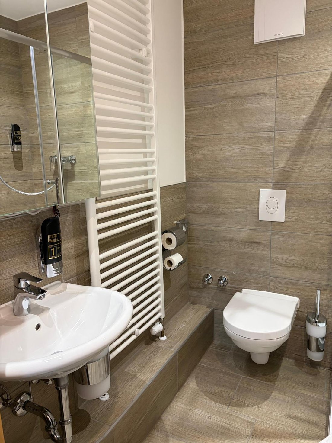 Apartment 1: Badezimmer mit Waschbecken