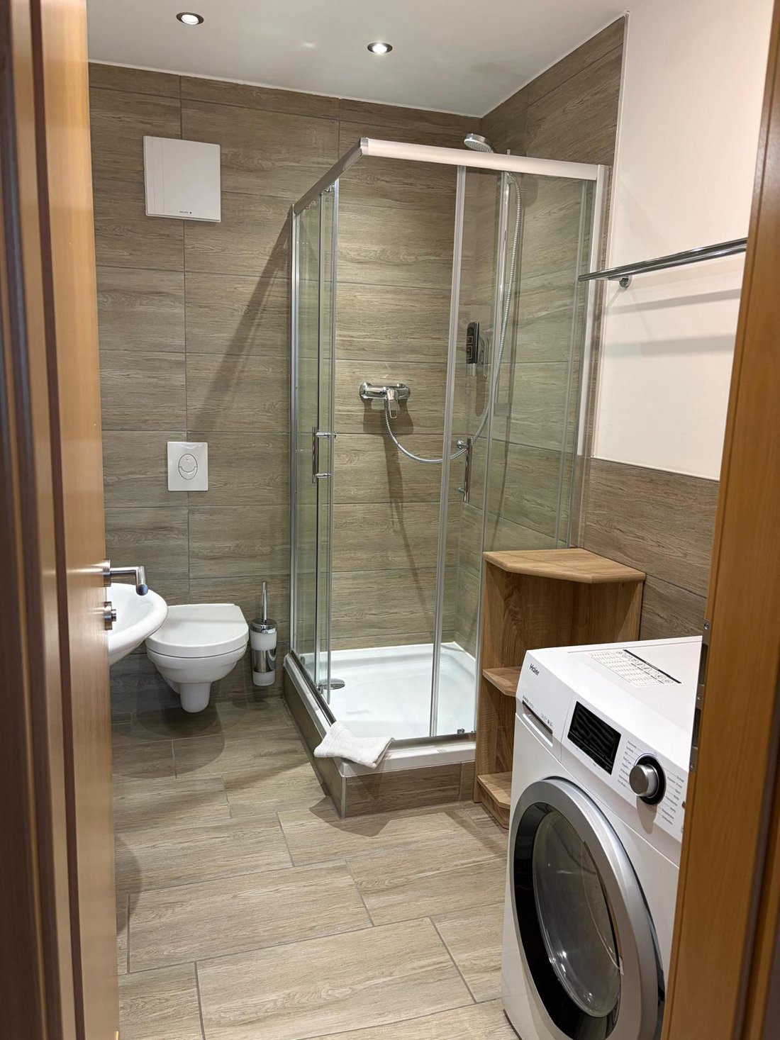 Apartment 1: Badezimmer mit Dusche und Waschmaschine