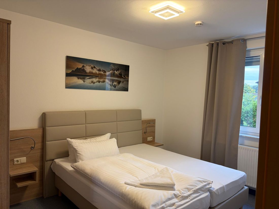 Apartment 2: Schlafzimmer mit Fenster