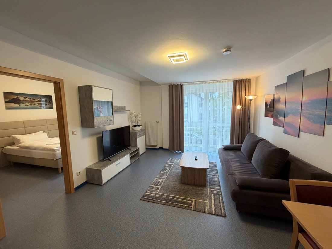 Apartment 2: Wohnzimmer mit Blick ins Schlafzimmer
